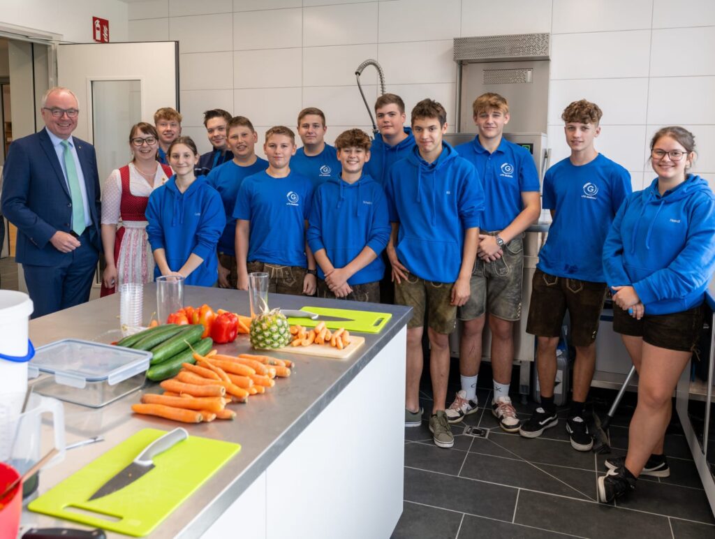 Schülerinnen und Schüler des Mostviertler Bildungshofes helfen bei den Feierlichkeiten der Berglandmilch