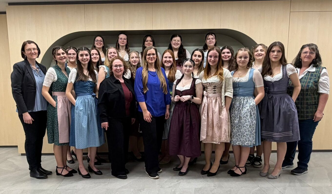 Meilenstein im 2. Jahrgang: 19 erfolgreiche Kinderbetreuerinnen