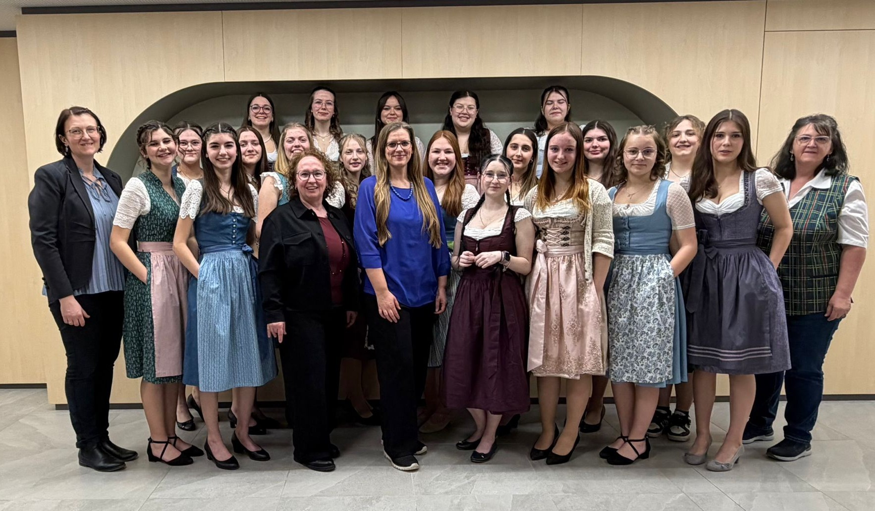 Meilenstein im 2. Jahrgang: 19 erfolgreiche Kinderbetreuerinnen