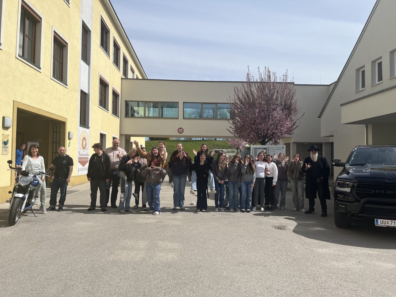 SCHUTZENGEL INTERNATIONAL – BIKER GEGEN MOBBING®  in der LFS Gießhübl!
