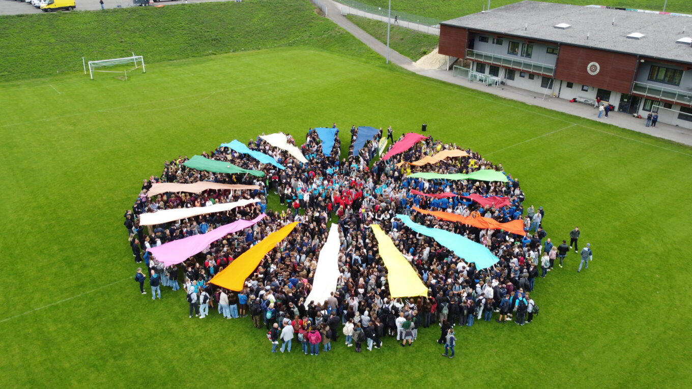Friedensmarsch der NÖ Landwirtschaftsschulen zur Landesausstellung „Wenn die Welt Kopf steht”